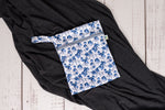 Lade das Bild in den Galerie-Viewer, Wetbag "Sketched Blueberries" klein