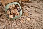 Lade das Bild in den Galerie-Viewer, Kokosknöpfe Gravur Mond 2 cm (10 Stück)