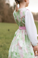 Lade das Bild in den Galerie-Viewer, BIO Baumwoll Satin "Blumenkälbchen" sky 0,5 m Lager
