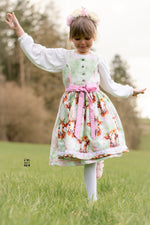 Lade das Bild in den Galerie-Viewer, BIO Baumwoll Satin "Blumenkälbchen" sky 0,5 m Lager
