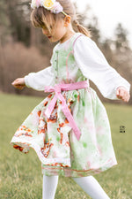 Lade das Bild in den Galerie-Viewer, BIO Baumwoll Satin "Blumenkälbchen" sky 0,5 m Lager
