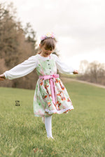 Lade das Bild in den Galerie-Viewer, BIO Baumwoll Satin "Blumenkälbchen" sky 0,5 m Lager
