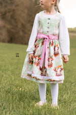 Lade das Bild in den Galerie-Viewer, BIO Baumwoll Satin "Blumenkälbchen" sky 0,5 m Lager
