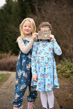 Lade das Bild in den Galerie-Viewer, Supersoft Premium BIO Jersey "Heidelbeerkätzchen" navy groß 0,5 m

