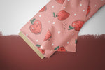 Lade das Bild in den Galerie-Viewer, BIO Musselin &quot;Yummy Erdbeeren&quot; groß 0,7 m Rest
