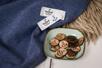 Lade das Bild in den Galerie-Viewer, Kokosknöpfe Gravur Papierboote Anker 2 cm (10 Stück)
