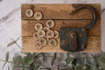 Lade das Bild in den Galerie-Viewer, Kokosknöpfe Gravur Blume 2 cm (10 Stück)
