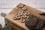 Lade das Bild in den Galerie-Viewer, Kokosknöpfe Gravur Blume 2 cm (10 Stück)
